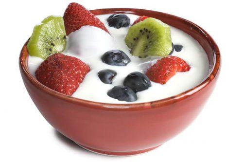 mangiare yogurt a colazione