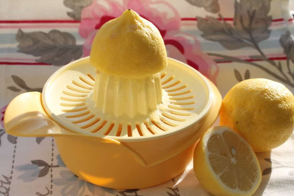 acqua e limone la mattina a digiuno