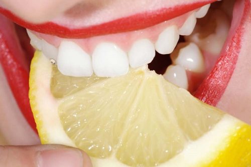 Il limone sbianca i denti
