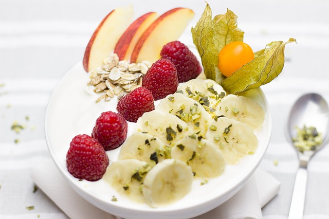 Yogurt e frutta a colazione