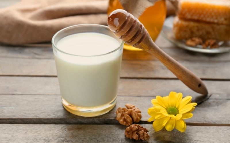 Benefici del latte e miele
