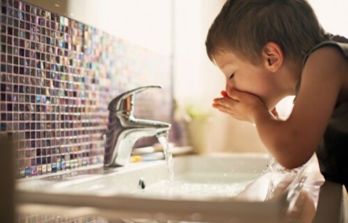 Meglio bere l'acqua del rubinetto o delle bottiglie