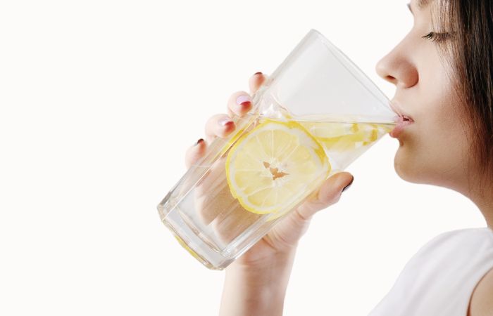 Acqua e limone per fare passare il singhiozzo Acqua e limone per fare passare il singhiozzo